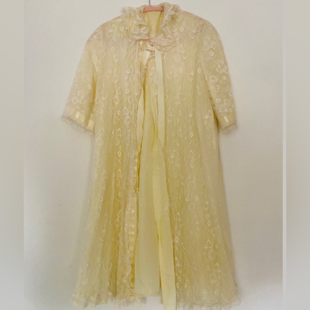 SOLD. 1950s/1960s Vintage Odette Barsa Lace Robe Housecoat